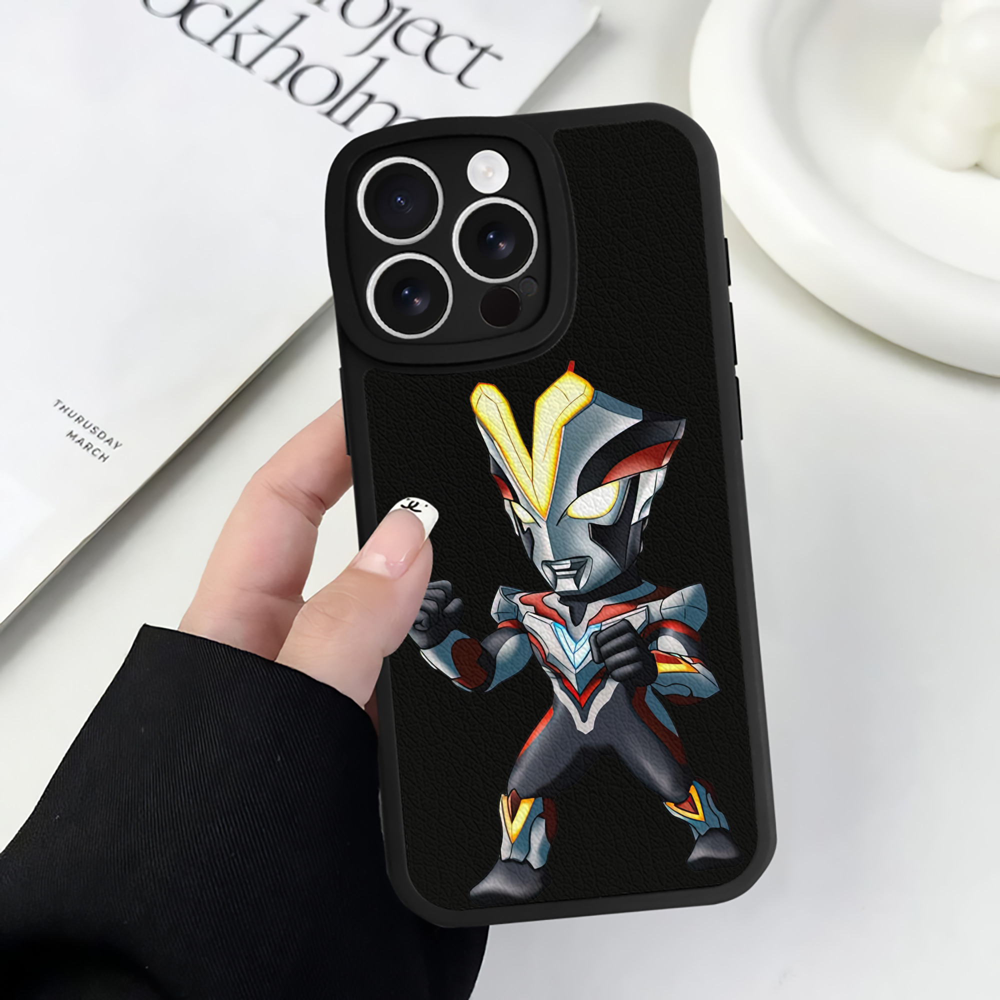 （画像用） ウルトラマン Ultraman 【iPhone 16シリーズ対応】シリコンスマホケース（レザー調） 材質：シリコン